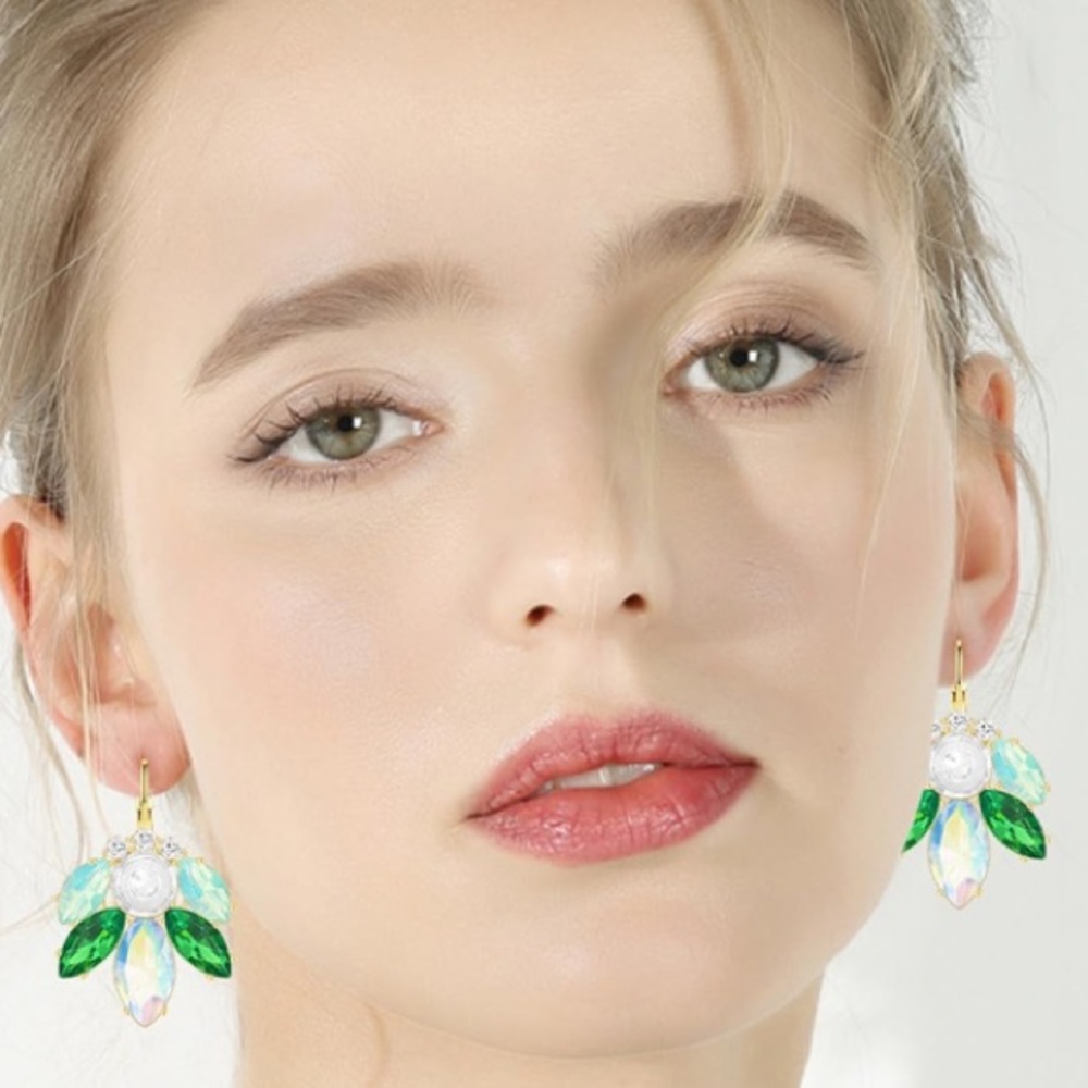 Elegant opalescent Crystal dangle Earrings - Picture 5 of 6